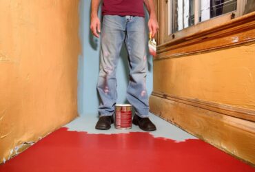 Самостоятельный ремонт квартиры: сделать самому или довериться профессионалам?