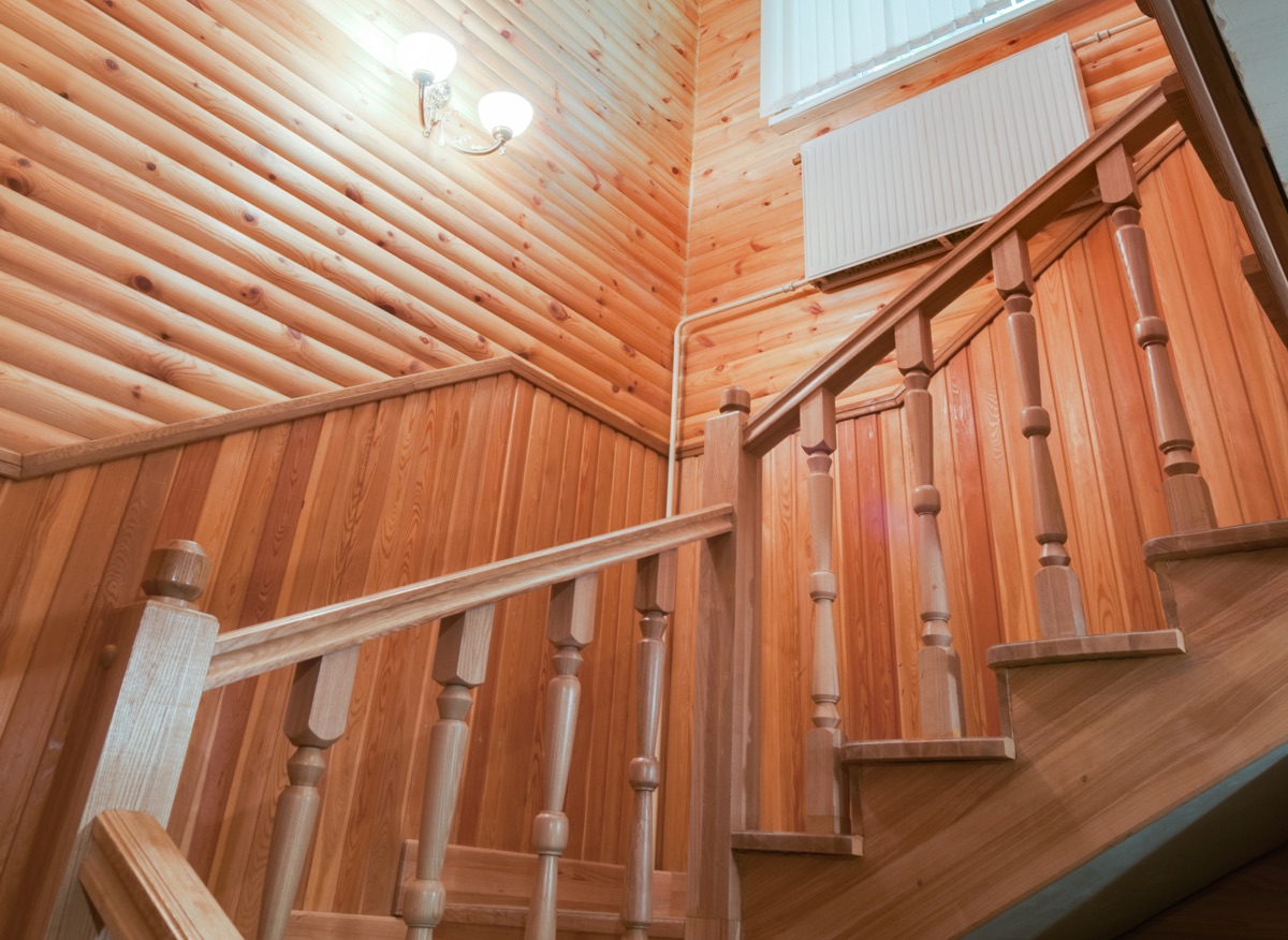 Вагонке в отделке лестничного проема