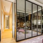 Зеркала в интерьере гостиной: стиль и объём с помощью отражений