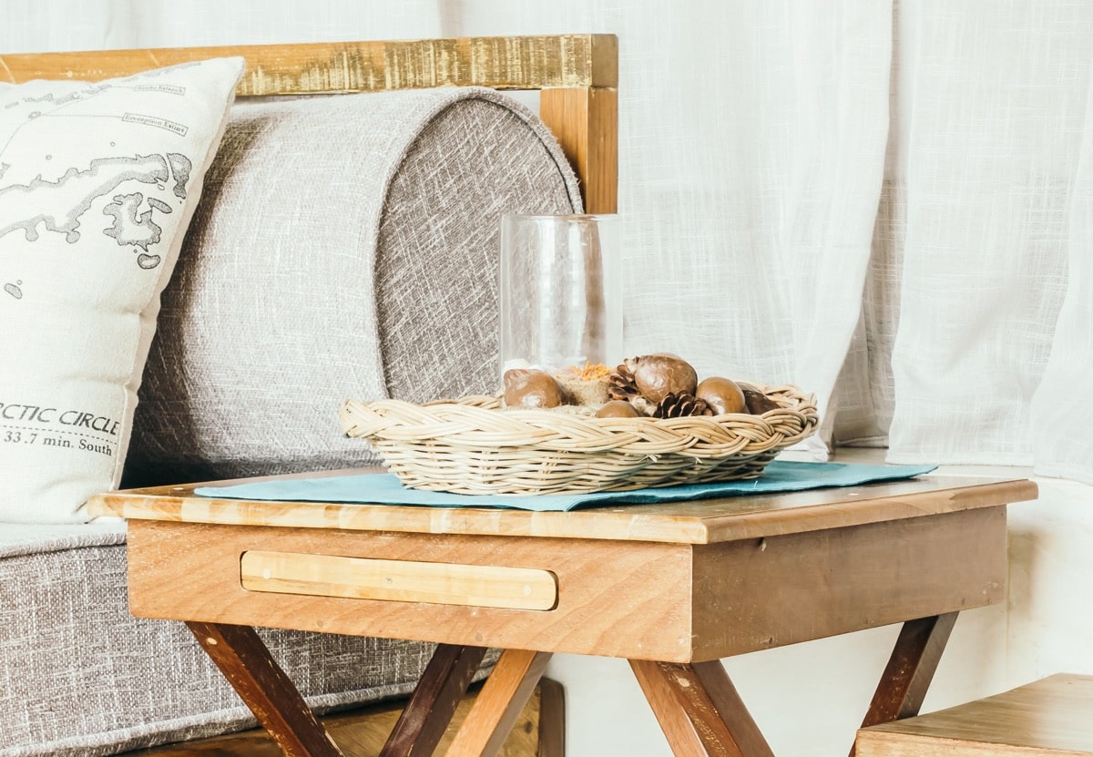 Дерево в интерьере спальни