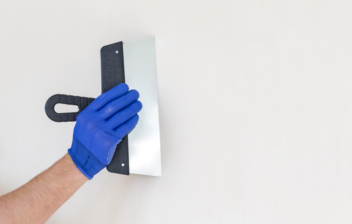 Шпатель в руках человека