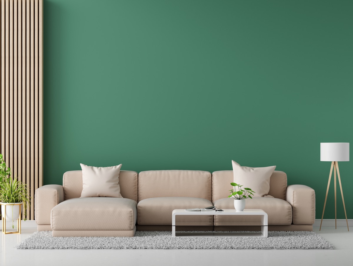 Зеленая стена в гостиной