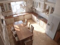 Интерьер кухни в классическом стиле: от канонов до современных решений