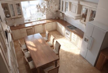 Интерьер кухни в классическом стиле: от канонов до современных решений